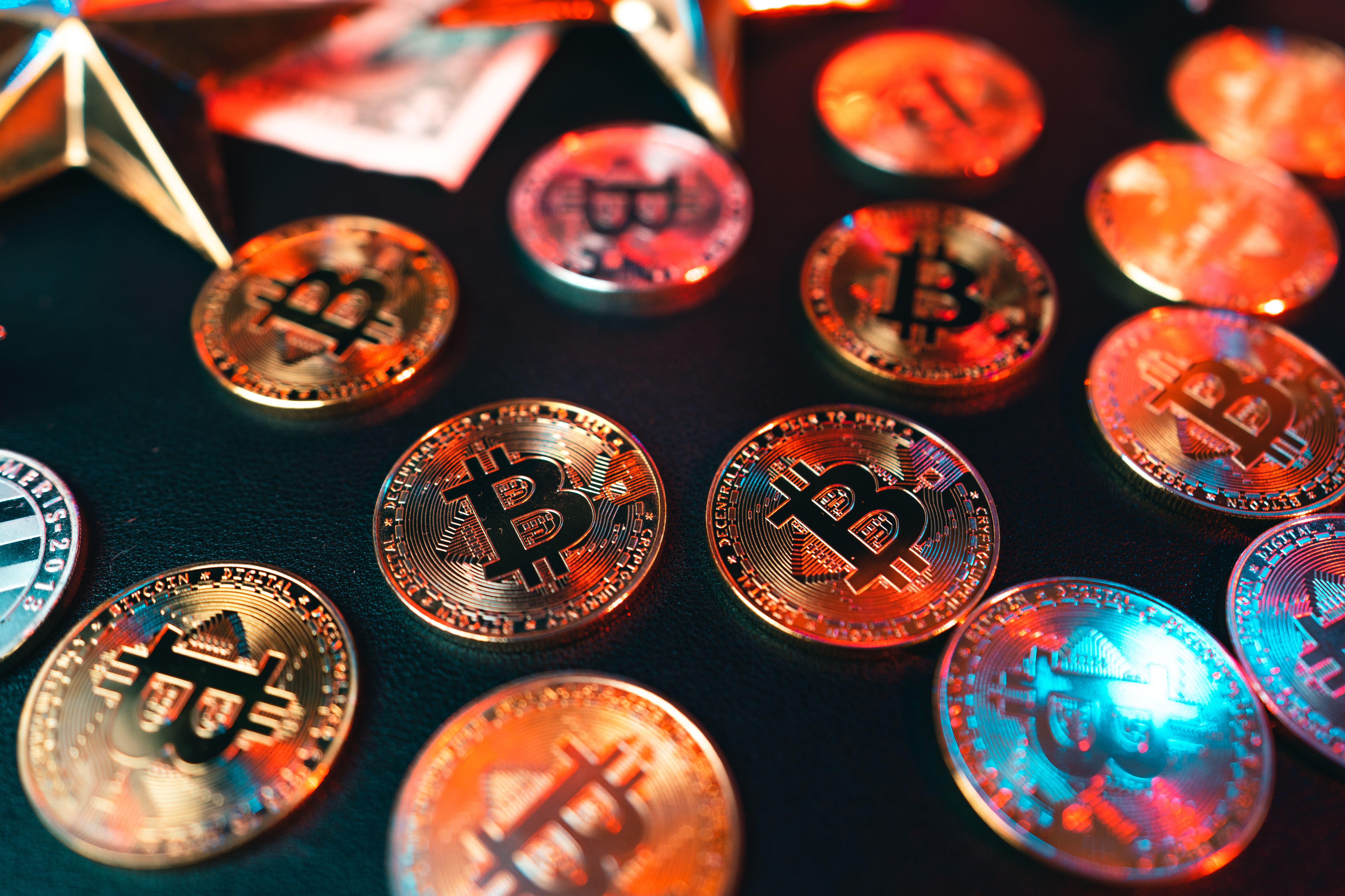 2026年比特币的极端预测：跌至7.5万美元还是涨至22.5万美元？